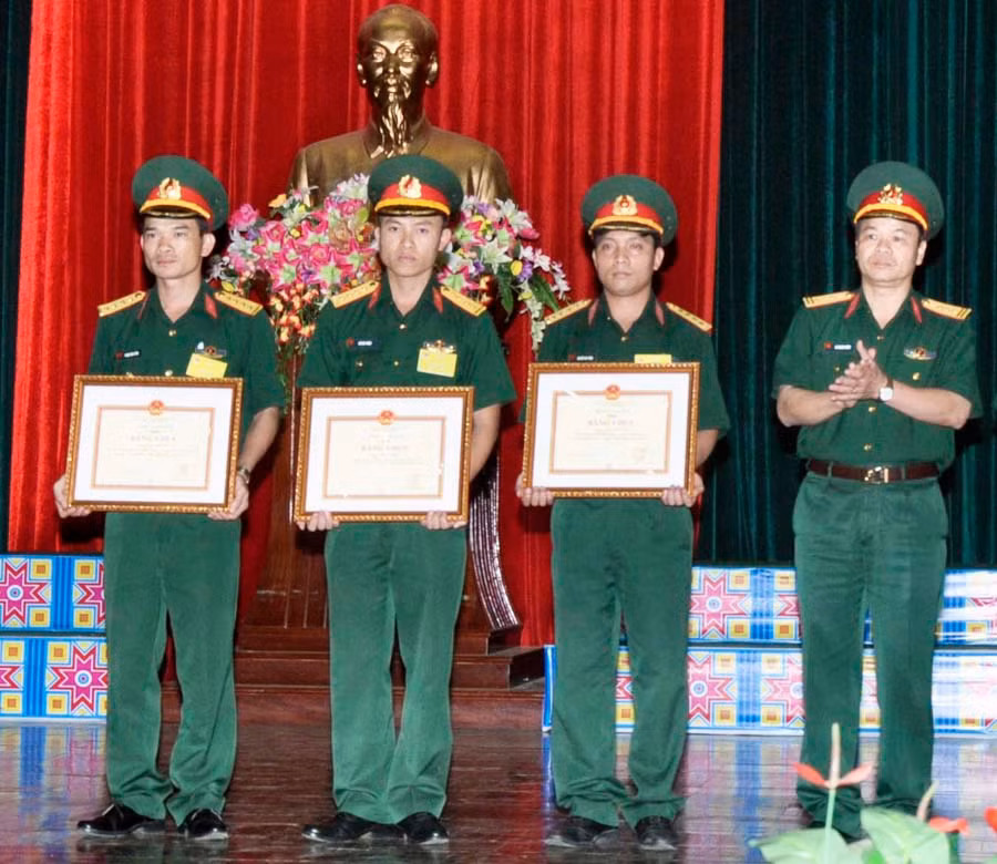 Đại úy Phạm Đình Tuân (ngoài cùng bên trái) tại Hội thi cán bộ Đoàn giỏi Quân đoàn năm 2016. Ảnh: S.T