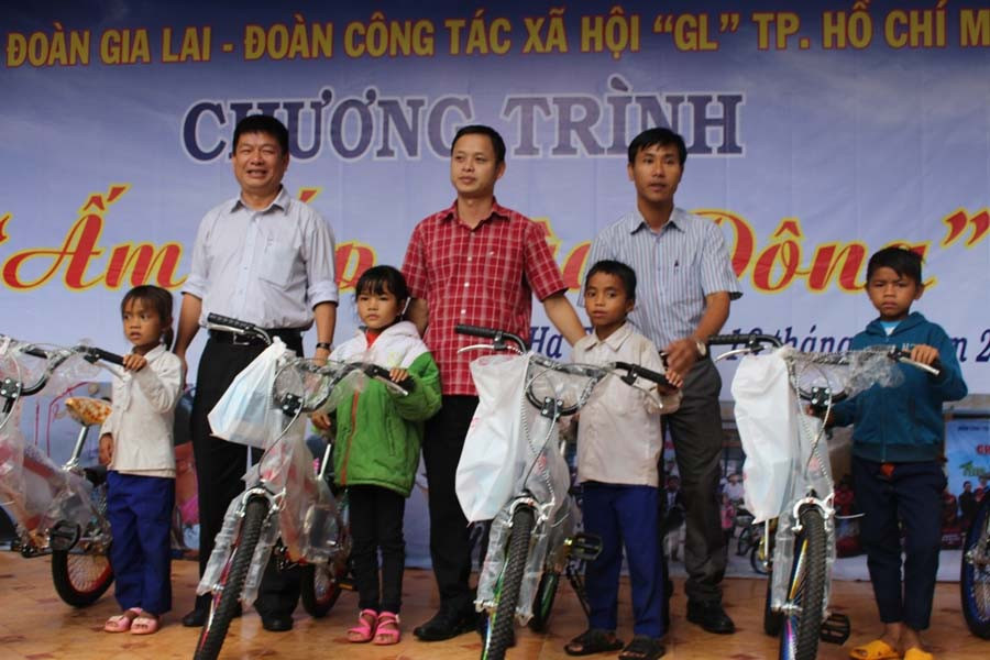 Trao xe đạp cho các em học sinh ở xã Hà Tây, huyện Chư Pah. Ảnh: P.L