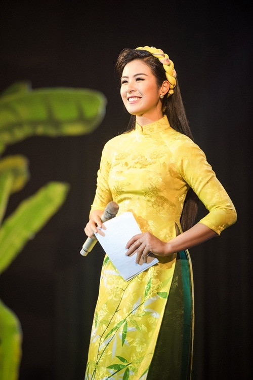 Ngọc Hân đảm nhận vị trí MC và vai trò đại sứ chương trình. Hoa hậu cho biết cô đã đồng hành cùng dự án nhiều năm qua với mong muốn góp phần hỗ trợ cuộc sống cho nhiều em nhỏ có hoàn cảnh khó khăn. Tại sự kiện, Ngọc Hân còn giới thiệu bộ sưu tập áo dài Tết Đinh Dậu cô mới thực hiện. Ngọc Hân đảm nhận vị trí MC và vai trò đại sứ chương trình. Hoa hậu cho biết cô đã đồng hành cùng dự án nhiều năm qua với mong muốn góp phần hỗ trợ cuộc sống cho nhiều em nhỏ có hoàn cảnh khó khăn. Tại sự kiện, Ngọc Hân còn giới thiệu bộ sưu tập áo dài Tết Đinh Dậu cô mới thực hiện.