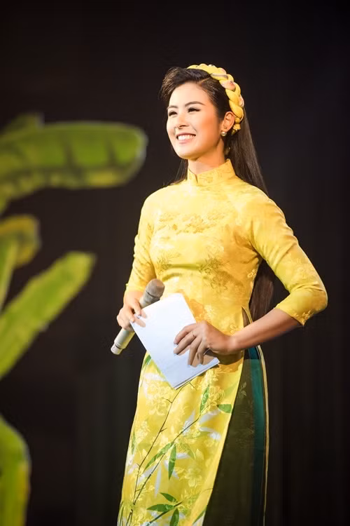  Ngọc Hân đảm nhận vị trí MC và vai trò đại sứ chương trình. Hoa hậu cho biết cô đã đồng hành cùng dự án nhiều năm qua với mong muốn góp phần hỗ trợ cuộc sống cho nhiều em nhỏ có hoàn cảnh khó khăn. Tại sự kiện, Ngọc Hân còn giới thiệu bộ sưu tập áo dài Tết Đinh Dậu cô mới thực hiện.