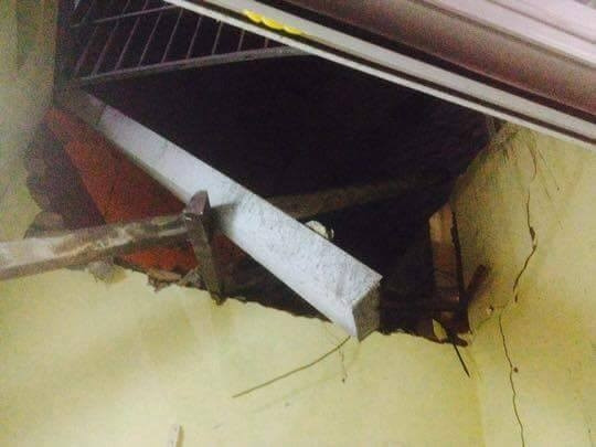 Một số bức tường nhà dân bị đổ, nứt.... Một số bức tường nhà dân bị đổ, nứt....