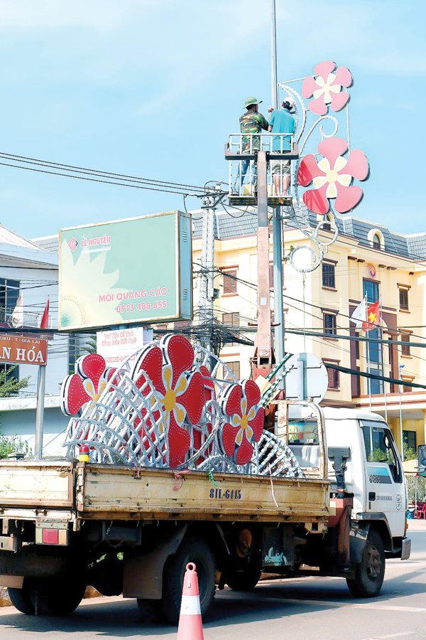 Khẩn trương chỉnh trang cho TP. Pleiku đón Tết. Ảnh: Đức Thụy Khẩn trương chỉnh trang cho TP. Pleiku đón Tết. Ảnh: Đức Thụy