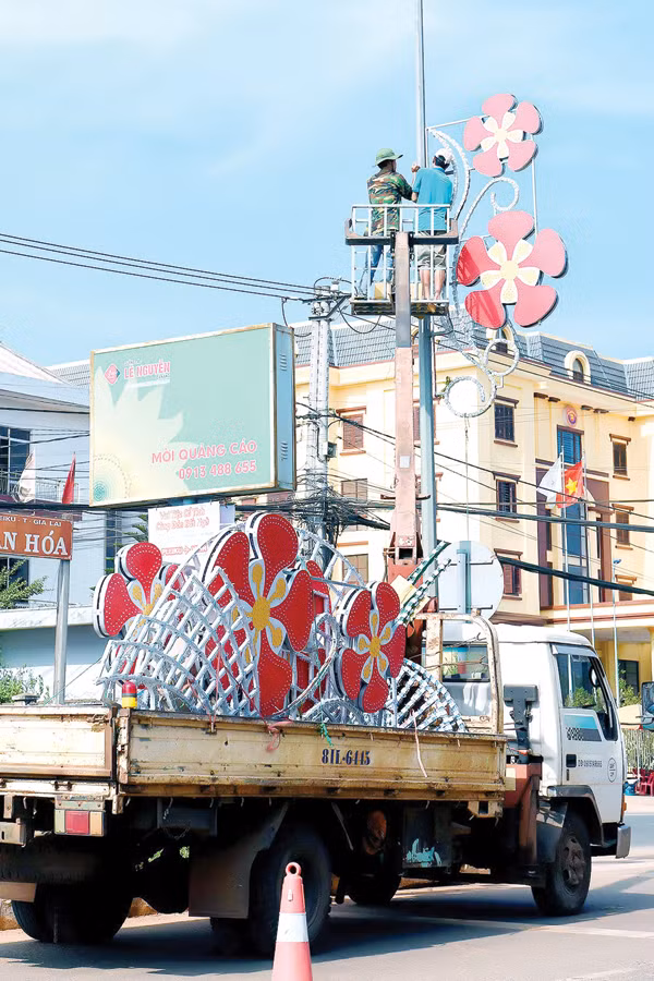 Khẩn trương chỉnh trang cho TP. Pleiku đón Tết. Ảnh: Đức Thụy Khẩn trương chỉnh trang cho TP. Pleiku đón Tết. Ảnh: Đức Thụy