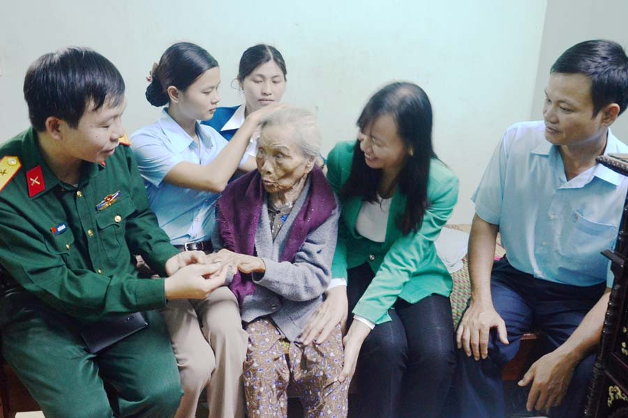  Cán bộ Binh đoàn 15 thăm hỏi mẹ Nguyễn Thị Hái. Ảnh: N.D