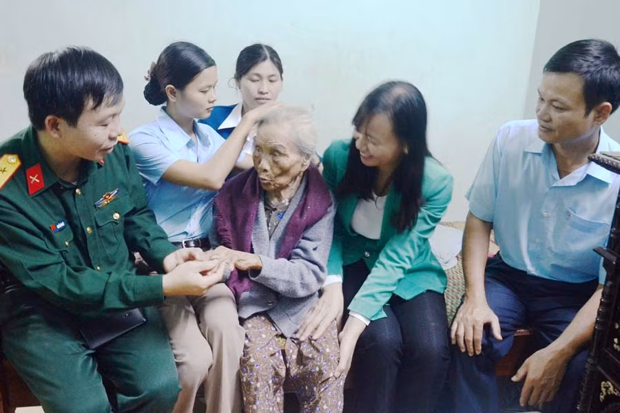  Cán bộ Binh đoàn 15 thăm hỏi mẹ Nguyễn Thị Hái. Ảnh: N.D