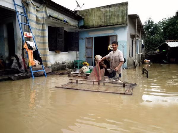 Người dân thôn Huỳnh Kim, phường Nhơn Hòa, thị xã An Nhơn, Bình Định làm vệ sinh nhà cửa khi nước vừa rút xuống.