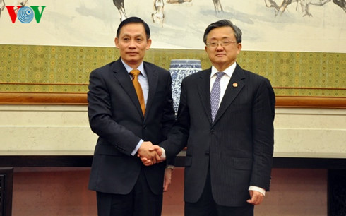 Thứ trưởng Ngoại giao Lê Hoài Trung và Thứ trưởng Ngoại giao Trung Quốc Lưu Chấn Dân. Thứ trưởng Ngoại giao Lê Hoài Trung và Thứ trưởng Ngoại giao Trung Quốc Lưu Chấn Dân.