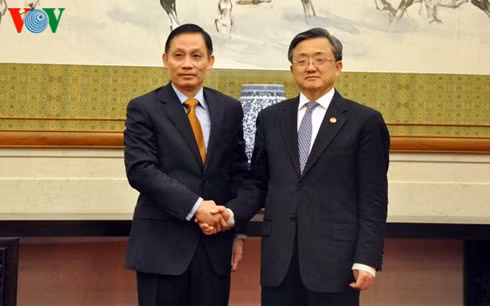 Thứ trưởng Ngoại giao Lê Hoài Trung và Thứ trưởng Ngoại giao Trung Quốc Lưu Chấn Dân.