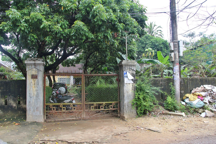 Nhà cháu K. có tường rào bao quanh và cổng khóa kỹ nên người nhà cho rằng cháu không thể tự đi ra khỏi nhà.