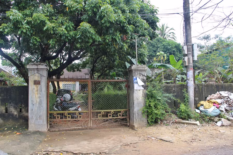 Nhà cháu K. có tường rào bao quanh và cổng khóa kỹ nên người nhà cho rằng cháu không thể tự đi ra khỏi nhà.