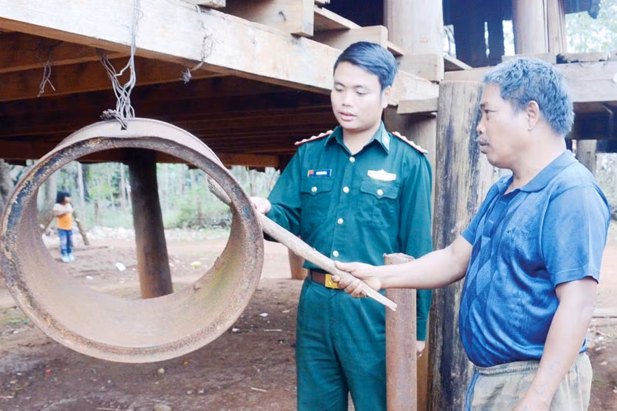 Bộ đội Biên phòng hướng dẫn người dân về những hiệu lệnh khi đánh kẻng. Ảnh: V.H Bộ đội Biên phòng hướng dẫn người dân về những hiệu lệnh khi đánh kẻng. Ảnh: V.H