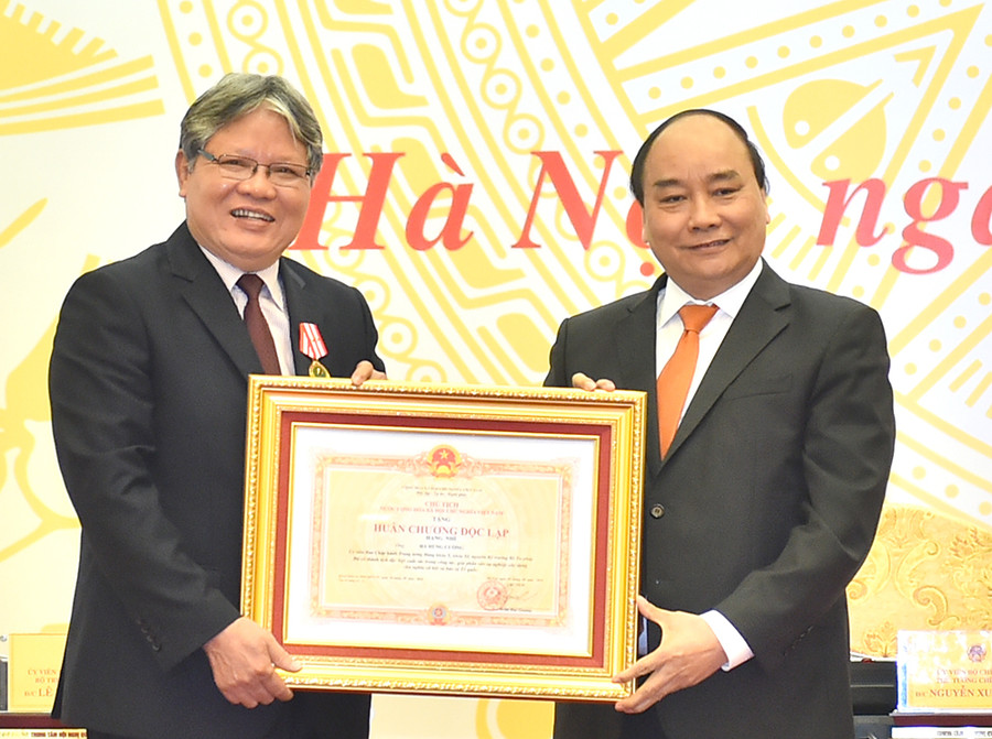 Thủ tướng trao Huân chương Độc lập hạng nhì cho nguyên Bộ trưởng Bộ Tư pháp Hà Hùng Cường.