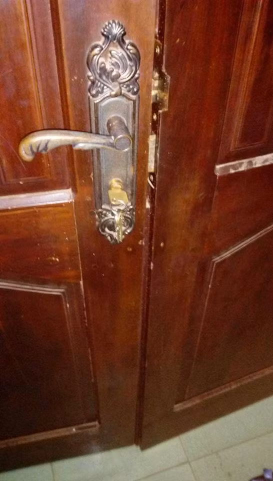 Vụ nổ khiến khóa cửa bị bung, bể.....