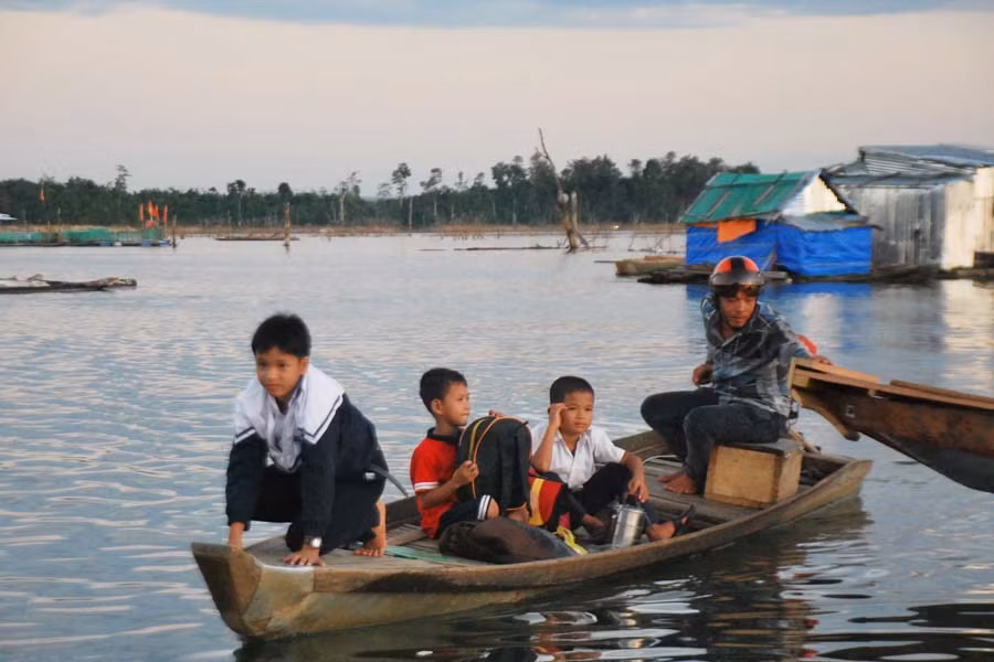  Trẻ em làng chài đã được đến trường. Ảnh: N.T