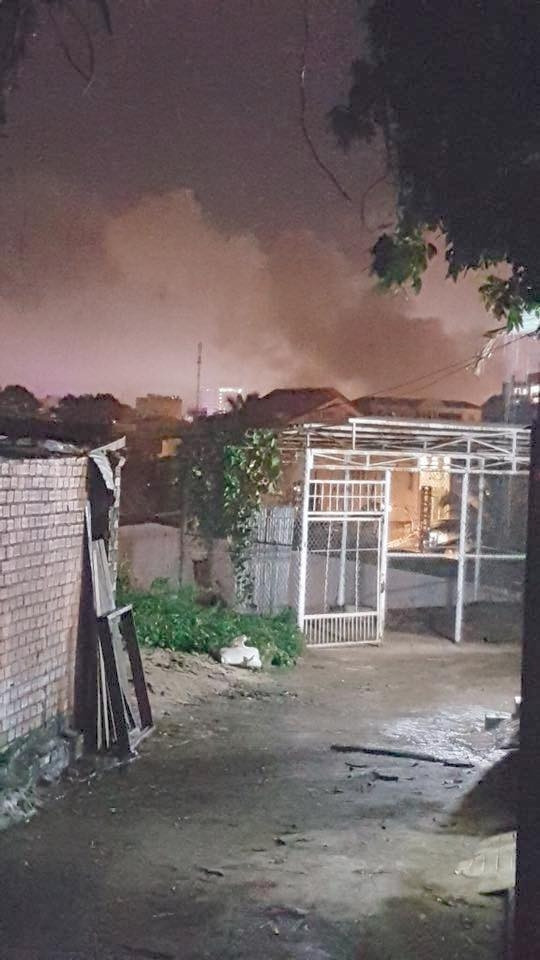 Sau tiếng nổ lớn, ngọn khói bốc cao, kèm theo mùi giống thuốc nổ (ảnh: người dân cung cấp). Sau tiếng nổ lớn, ngọn khói bốc cao, kèm theo mùi giống thuốc nổ (ảnh: người dân cung cấp).