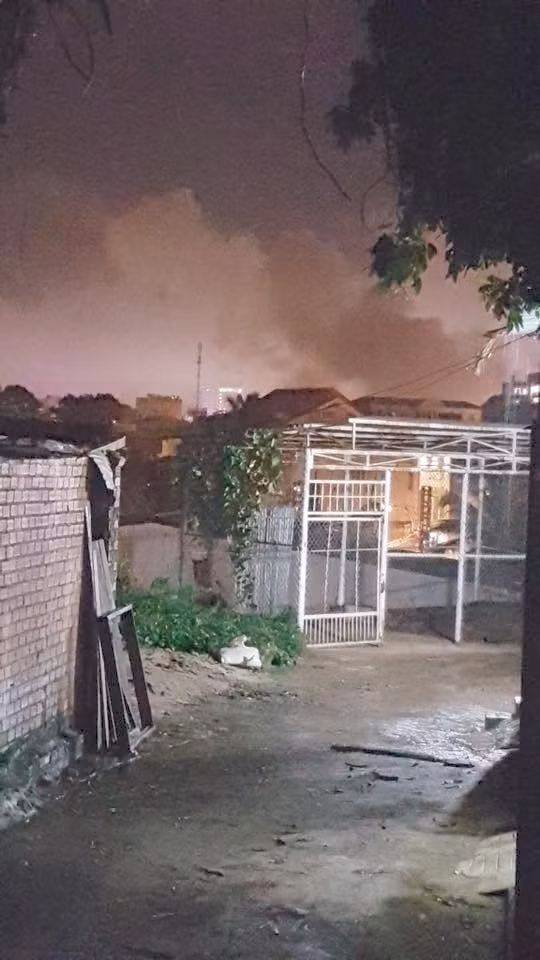 Sau tiếng nổ lớn, ngọn khói bốc cao, kèm theo mùi giống thuốc nổ (ảnh: người dân cung cấp).