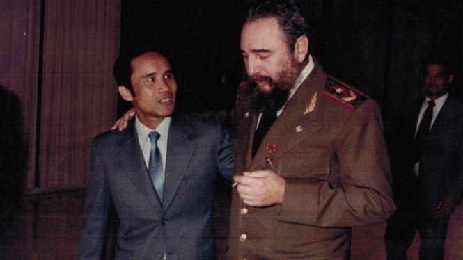 Lãnh tụ Fidel Castro và phiên dịch Nguyễn Đình Bin.