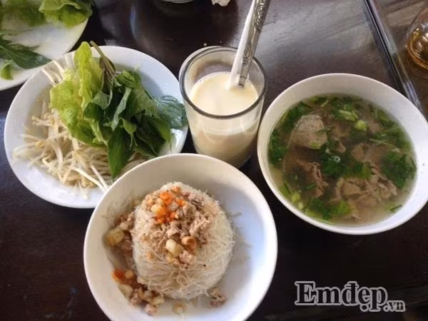 Mỗi suất ăn như thế này có giá 35.000 đồng.