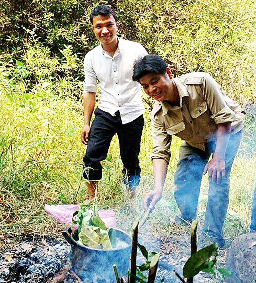 Nấu món cá khô giữa rừng. Ảnh: H.L Nấu món cá khô giữa rừng. Ảnh: H.L