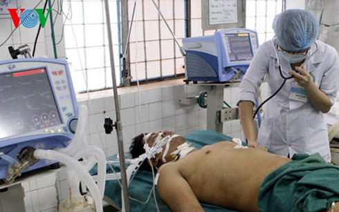 Bác sĩ đang theo dõi sức khỏe của Trung úy công an Vương Hoàng Giáp. Bác sĩ đang theo dõi sức khỏe của Trung úy công an Vương Hoàng Giáp.