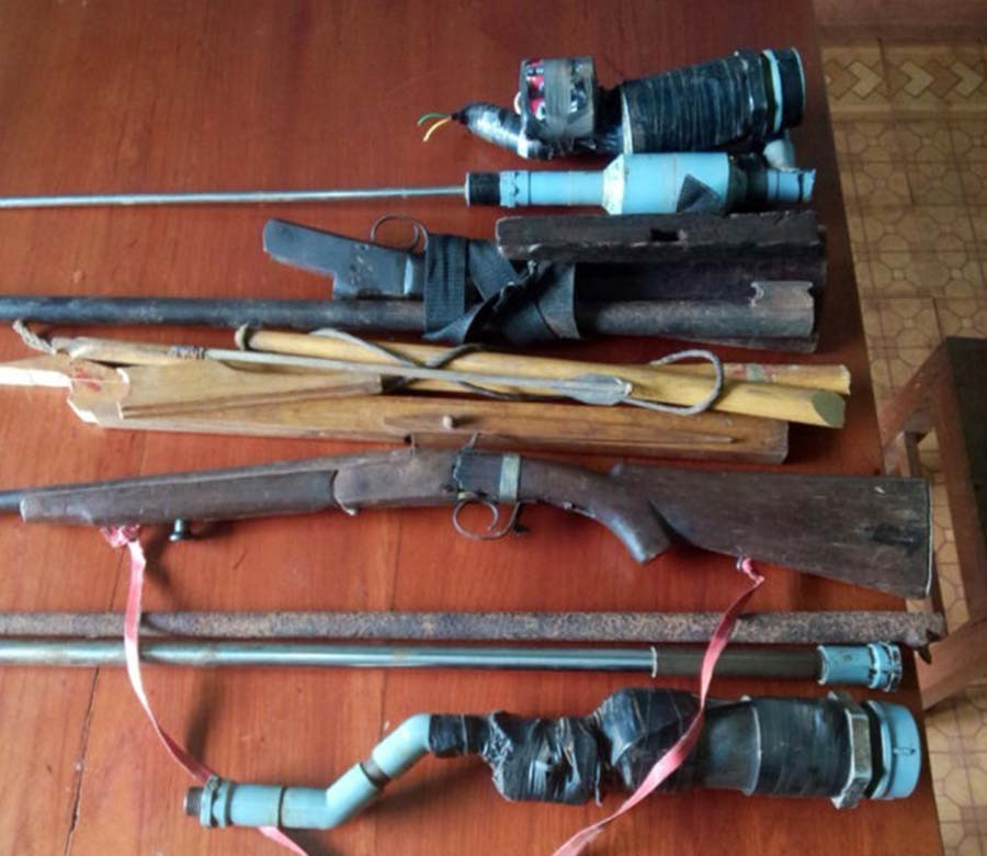 Nhiều vũ khí, hung khí, vật liệu nổ được Công an tỉnh Bình Phước tịch thu - Ảnh: B.L