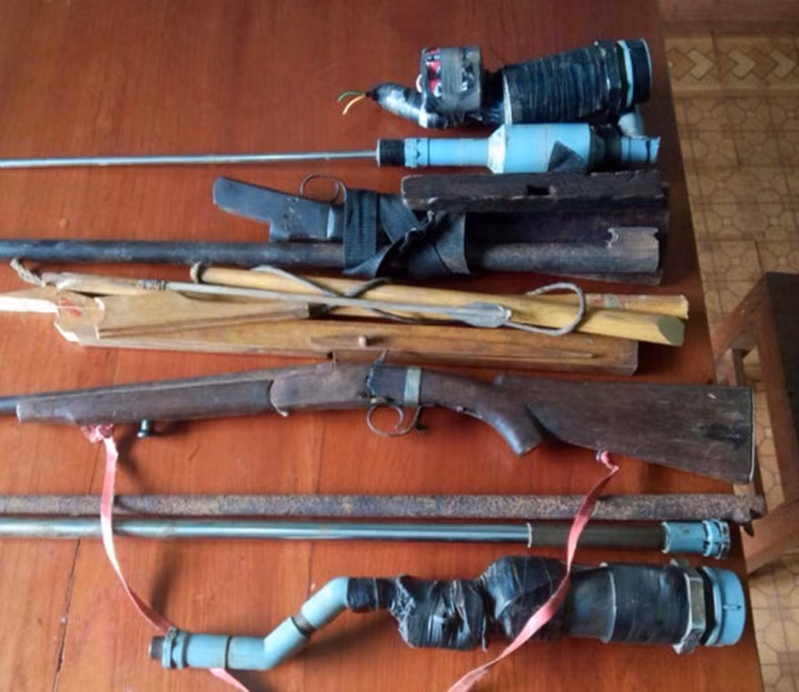 Nhiều vũ khí, hung khí, vật liệu nổ được Công an tỉnh Bình Phước tịch thu - Ảnh: B.L