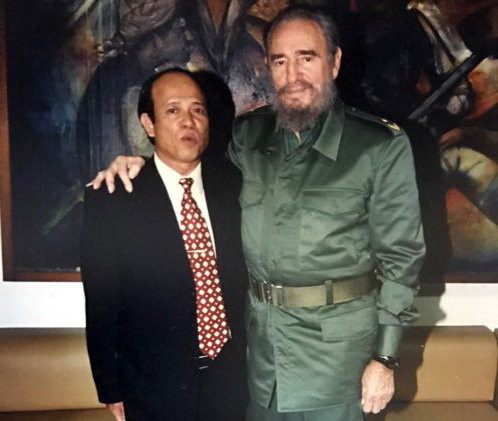 Đại sứ Phạm Tiến Tư chụp hình lưu niệm với lãnh tụ Fidel Castro nhân chuyến thăm Cuba của Tổng bí thư Nông Đức Mạnh năm 2003 - Ảnh: Quỳnh Trung chụp lại hình tư liệu của đại sứ Phạm Tiến Tư Đại sứ Phạm Tiến Tư chụp hình lưu niệm với lãnh tụ Fidel Castro nhân chuyến thăm Cuba của Tổng bí thư Nông Đức Mạnh năm 2003 - Ảnh: Quỳnh Trung chụp lại hình tư liệu của đại sứ Phạm Tiến Tư
