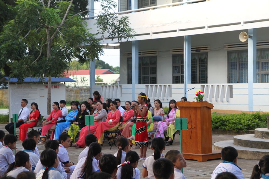 Buổi chào cờ của Trường Tiểu học và THCS Lê Văn Tám. Ảnh: L.V.N