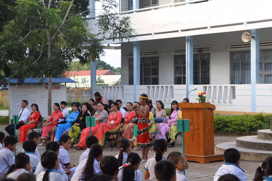 Buổi chào cờ của Trường Tiểu học và THCS Lê Văn Tám. Ảnh: L.V.N