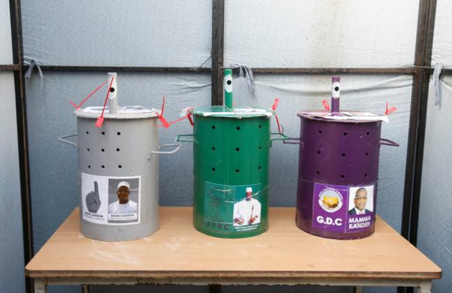 Với cách thức bỏ phiếu đặc biệt này, mỗi cử tri sẽ được phát một viên bi ve, sau đó họ sẽ thả một viên bi vào các thùng rỗng có dán ảnh và những biểu tượng đặc trưng của các ứng viên tổng thống bên ngoài. Mỗi ứng viên tổng thống sẽ được quy định một màu thùng khác nhau.