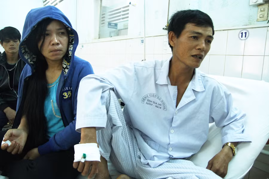 Vợ chồng anh Triêm vẫn chưa hết bàng hoàng. Ảnh: Văn Ngọc