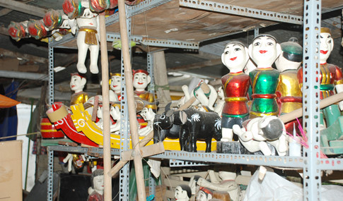 Những con rối nước đủ màu sắc trước khi được giao cho khách hàng. Những con rối nước đủ màu sắc trước khi được giao cho khách hàng.