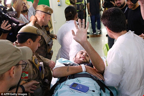 Hậu vệ Alan Ruschel trở về quê nhà trong vòng tay người hâm mộ.