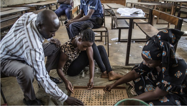 Chủ tịch Ủy ban Bầu cử Độc lập Gambia Alieu Momarr Njai ca ngợi hệ thống bầu cử của nước này là có một không hai và “không ai có thể gian lận được”.