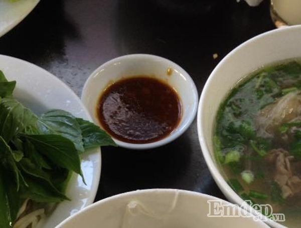 Tương đen thơm, ngọt dịu và hơi mặn làm cho bát phở thêm ngon. Tương đen thơm, ngọt dịu và hơi mặn làm cho bát phở thêm ngon.