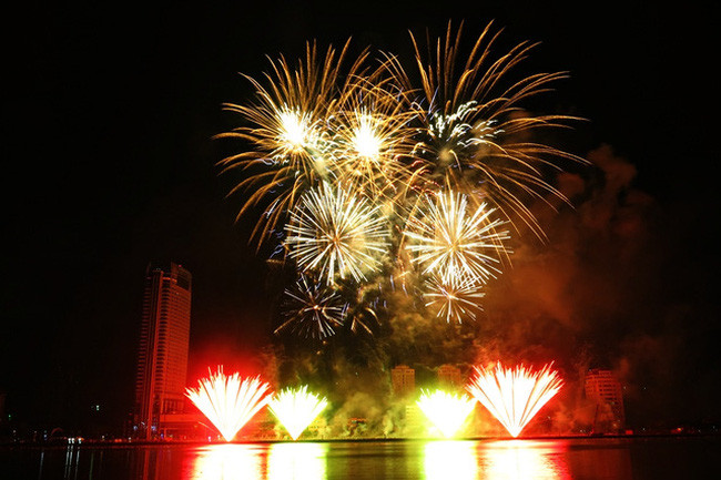  Pháo hoa Đà Nẵng bên dòng sông Hàn. (Ảnh: Dân trí)