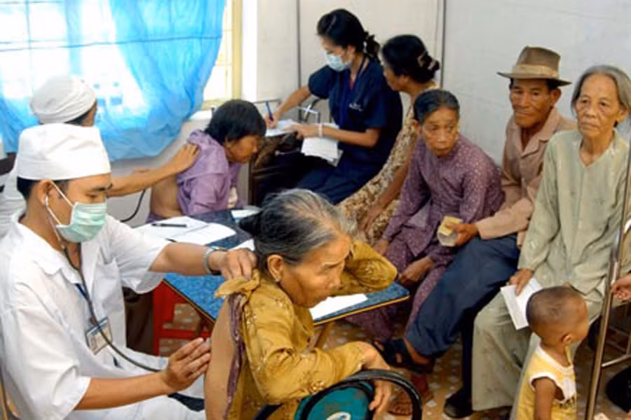 Thời tiết chuyển lạnh, bệnh ở người già gia tăng. Ảnh: K.N.B