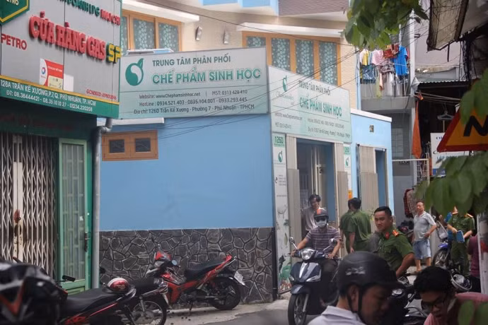 Căn nhà 5 tầng nơi có biển trung tâm phân phối chế phẩm sinh học xảy ra vụ nổ cháy làm 4 thanh niên bỏng nặng