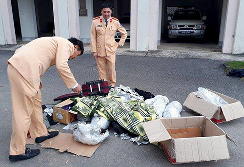 Nhà chức trách kiểm tra valy và các thùng carton đựng voọc.