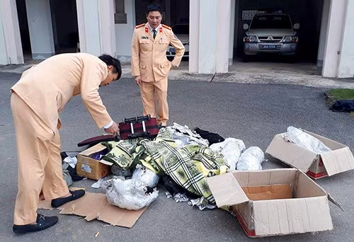 Nhà chức trách kiểm tra valy và các thùng carton đựng voọc.