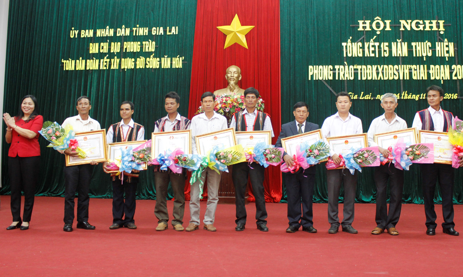 Đồng chí Huỳnh Nữ Thu Hà (bên trái) tặng bằng khen cho 9 tập thể có thành tích xuất sắc trong phong trào “Toàn dân đoàn kết xây dựng đời sống văn hóa”. Ảnh: P.L Đồng chí Huỳnh Nữ Thu Hà (bên trái) tặng bằng khen cho 9 tập thể có thành tích xuất sắc trong phong trào “Toàn dân đoàn kết xây dựng đời sống văn hóa”. Ảnh: P.L