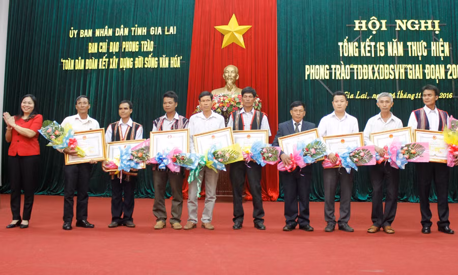 Đồng chí Huỳnh Nữ Thu Hà (bên trái) tặng bằng khen cho 9 tập thể có thành tích xuất sắc trong phong trào “Toàn dân đoàn kết xây dựng đời sống văn hóa”. Ảnh: P.L