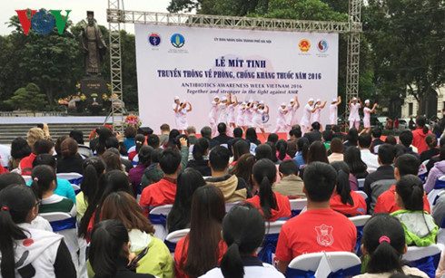 Hơn 500 đại biểu tham dự mít tinh bày tỏ mong muốn có biện pháp hạn chế sử dụng kháng sinh. (Ảnh: L.H).