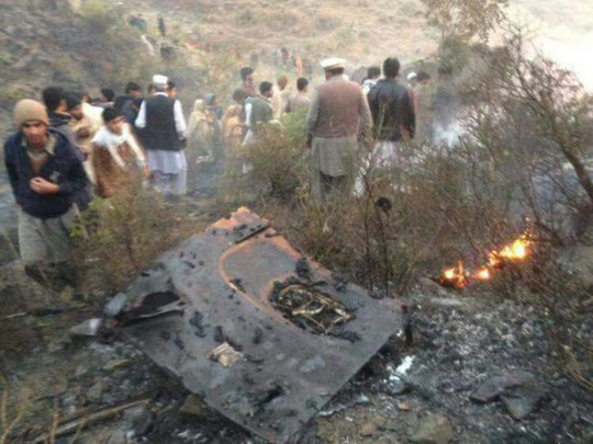 Người dân tụ tập ở hiện trường. Ảnh: SKY NEWS