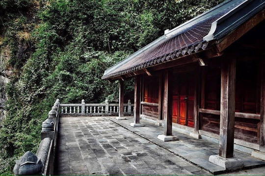 Ngôi chùa Am Tiên cổ kính nằm lặng lẽ trong “Tuyệt Tình Cốc”. Đây là nơi những năm cuối cuộc đời, Thái hậu Dương Vân Nga xuất gia tu hành.