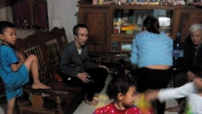 Ông Hàn Đức Long ngồi với người thân sau khi được trả tự do Ông Hàn Đức Long ngồi với người thân sau khi được trả tự do