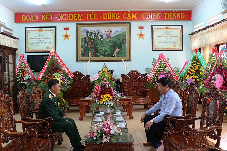 Thông qua lãnh đạo Sư đoàn Bộ binh 320, ông Huỳnh Kiên gửi lời chúc tốt đẹp đến cán bộ, chiến sĩ trong đơn vị. Ảnh: H.T Thông qua lãnh đạo Sư đoàn Bộ binh 320, ông Huỳnh Kiên gửi lời chúc tốt đẹp đến cán bộ, chiến sĩ trong đơn vị. Ảnh: H.T