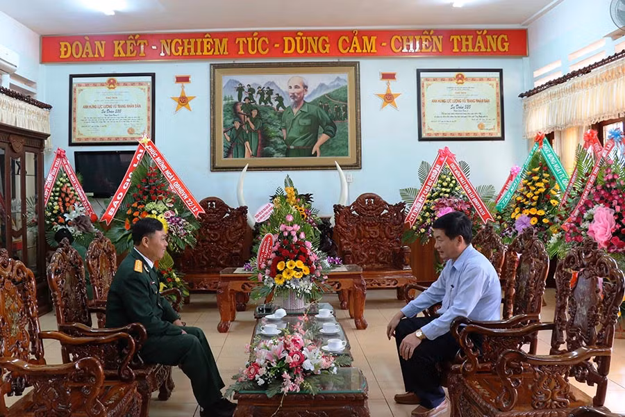 Thông qua lãnh đạo Sư đoàn Bộ binh 320, ông Huỳnh Kiên gửi lời chúc tốt đẹp đến cán bộ, chiến sĩ trong đơn vị. Ảnh: H.T