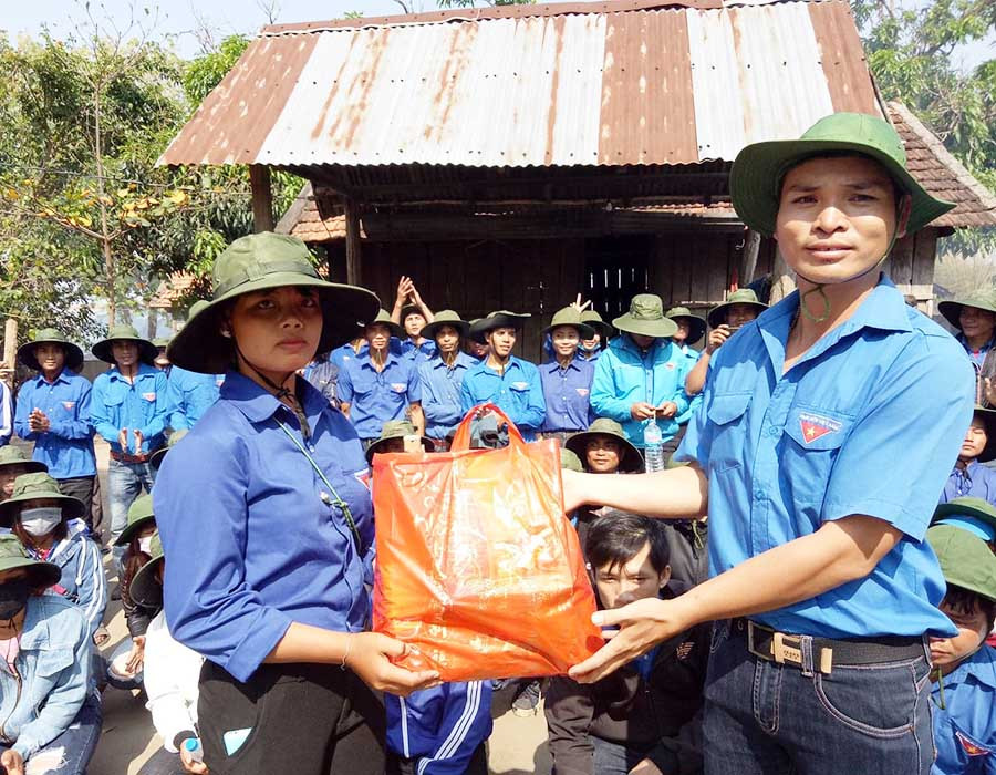 Tặng quà cho gia đình đoàn viên thuộc đối tượng chính sách nhân Ngày hội thanh niên năm 2018. Ảnh: Phương Liên Tặng quà cho gia đình đoàn viên thuộc đối tượng chính sách nhân Ngày hội thanh niên năm 2018. Ảnh: Phương Liên