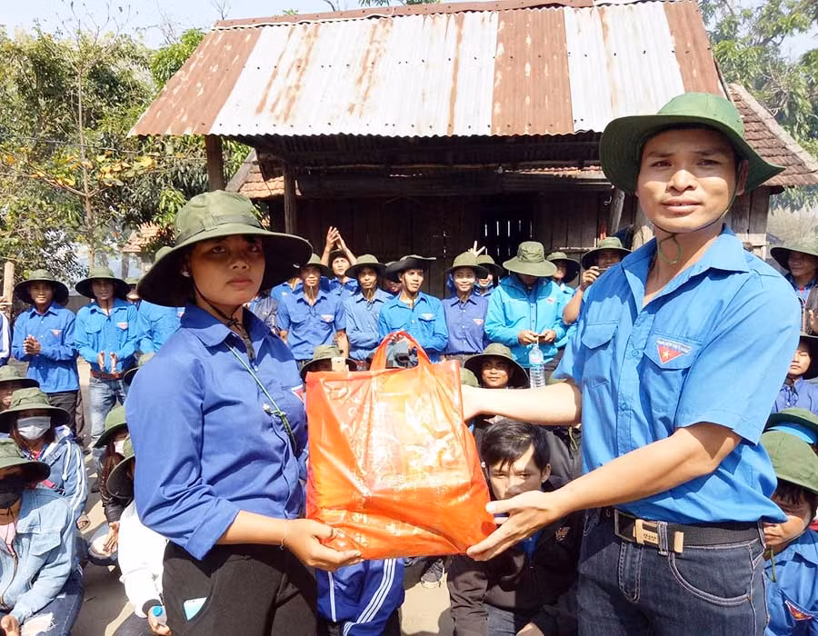 Tặng quà cho gia đình đoàn viên thuộc đối tượng chính sách nhân Ngày hội thanh niên năm 2018. Ảnh: Phương Liên